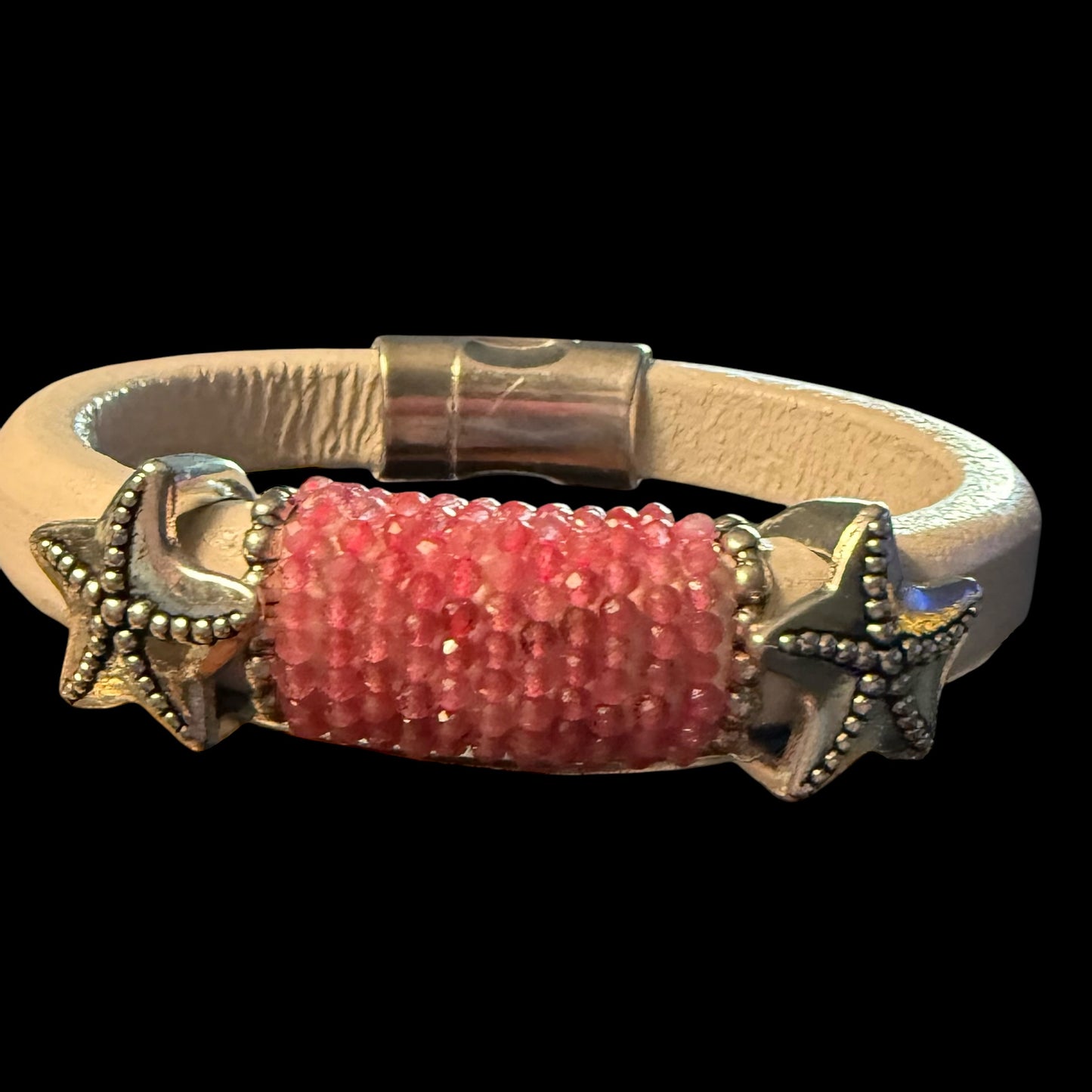 Turmaline with Starfish on White Leather